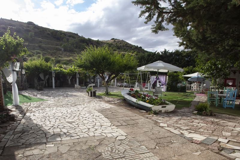 Jardines exteriores de La Finquita en Lupiana al atardecer