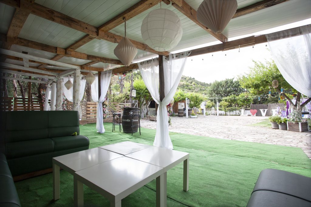 Terraza cubierta de La Finquita lista para un evento corporativo