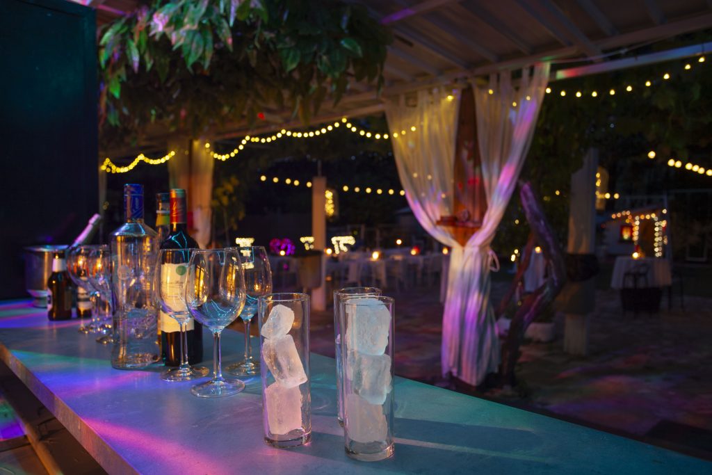 Barra de bar de La Finquita iluminada y preparada para un festival nocturno en Guadalajara