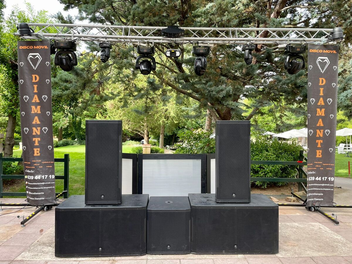 Setup completo de Discomóvil Diamante con trusses, altavoces e iluminación