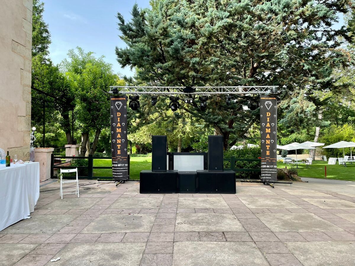 Discomóvil Diamante — setup en jardín al atardecer